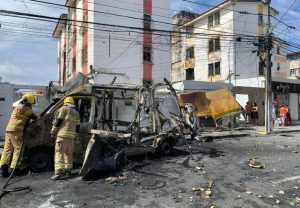 Ambulância pega fogo e explode na zona Sul de Aracaju
