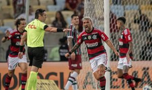Flamengo vence o Athletico-PR de virada e larga em vantagem nas quartas da Copa do Brasil